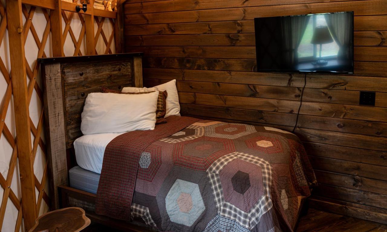 Villa Tranquil Haven Luxy Yurt - Creekside Glamping With Private Hot Tub Topton Exterior foto